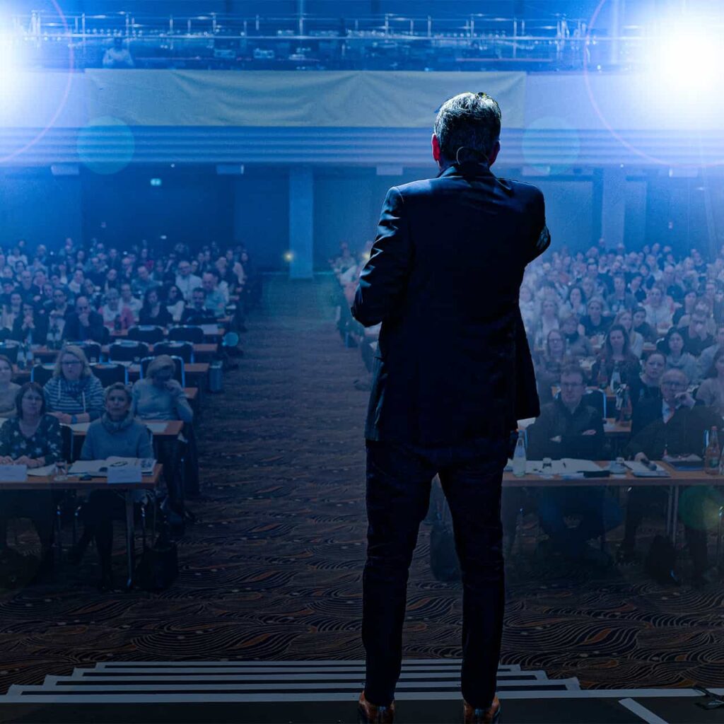 Dirk Schmidt auf der Bühne - Motivationstrainer